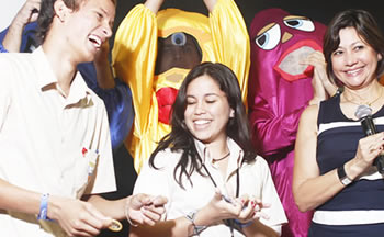 Dra. Elia Sánchez con adolescentes en foro acerca de VIH