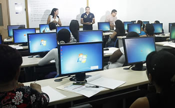Mujeres se capacitación en computación y redes sociales