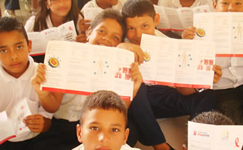 Niños/as reciben charlas acerca del VIH