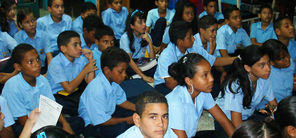 Adolescentes recibiendo charla de prevención de VIH en liceo del municipio Maneiro del estado Nueva Esparta