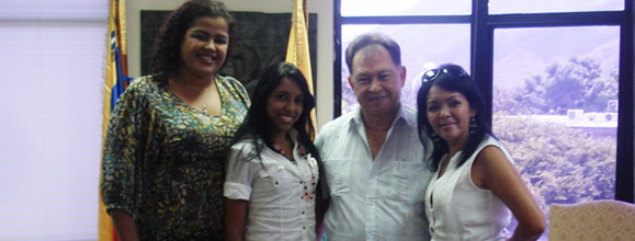 Gobernador con representantes de StopVIH