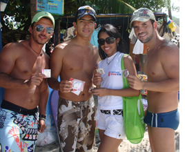 Hombres con condón en mano