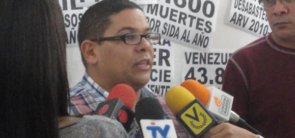 Jhonatan Rodríguez, presidente de StopVIH, rueda de prensa, Julio 2012