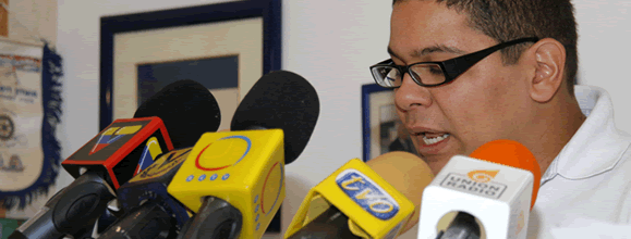 Jhonatan Rodríguez denuncia a Traviesa en rueda de prensa