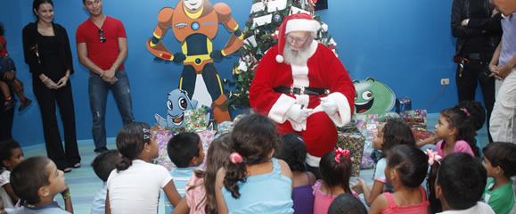 Santa Claus con los niños que viven y conviven con el VIH
